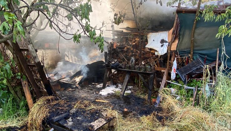 Kartepe’deki odunluk alev alev yandı.