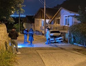 Kurşun yağmuruna tutulan otomobil kaza yaptı: 1 ağır yaralı