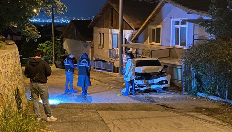 Kurşun yağmuruna tutulan otomobil kaza yaptı: 1 ağır yaralı