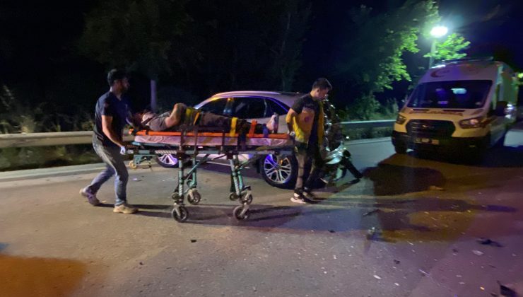 Gece yarısı kazada 4 kişi yaralandı