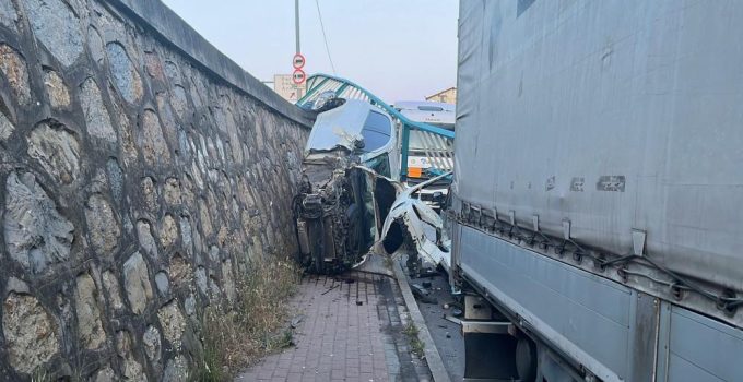 Otomobil 3 Metrelik Duvarda Asılı Kaldı
