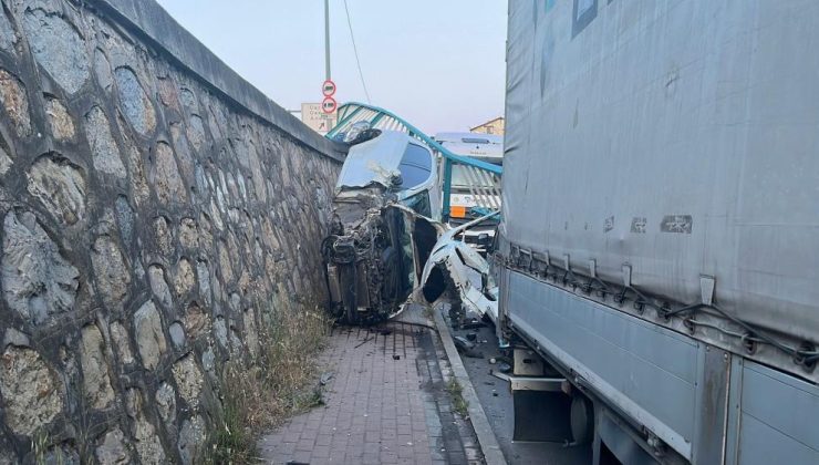 Otomobil 3 Metrelik Duvarda Asılı Kaldı