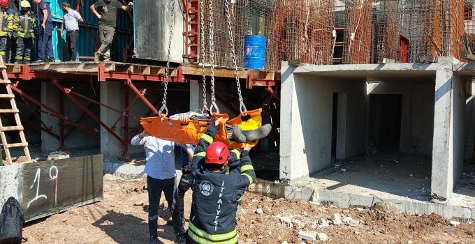 İnşatta fenalaşan işçiye vinç yardımıyla müdahale edildi