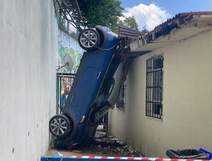 Otomobil okul bahçesine uçtu;1 yaralı