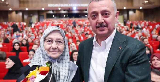 Büyükakın’dan annesine çiçekli kutlama