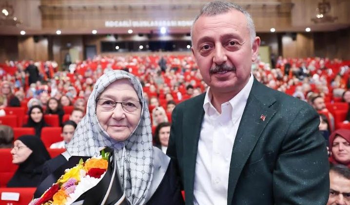 Büyükakın’dan annesine çiçekli kutlama