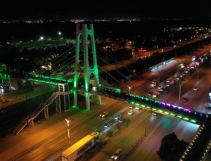 Kocaeli’nde üst geçitler yeşile büründü