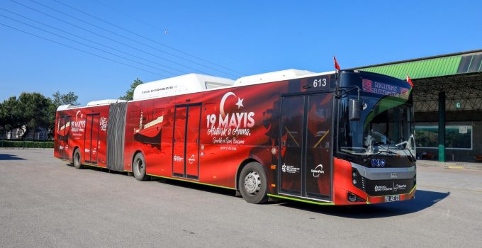 Otobüs ve tramvaylar 19 Mayıs’a özel giydirildi