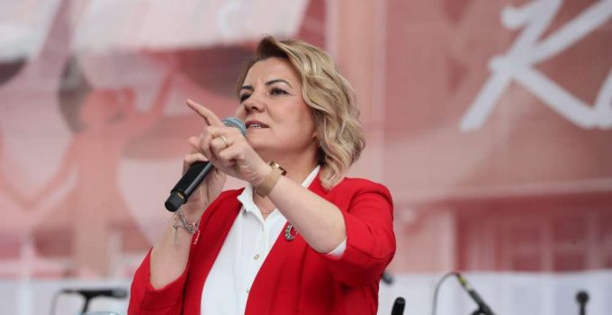 İzmit’le yarışıp, diğer ilçeleri üvey evlat görüyorlar