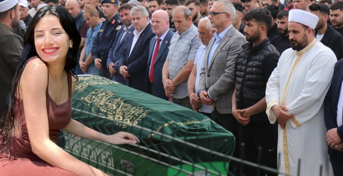 Motosiklet tutkunu genç kadın, son yolculuğuna uğurlandı