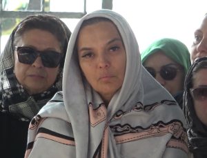 Demet Akalın,Gözyaşlarını Tutamadı