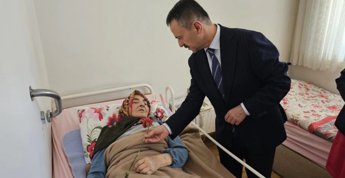 Vali Aktaş, Gölcük Huzurevi Sakinleriyle Bayramlaştı