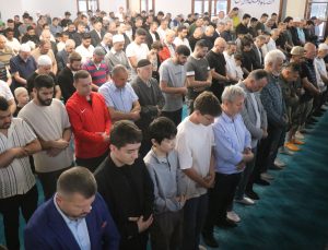 Kocaeli’de Vatandaşlar Bayram Namazında Camileri Doldurdu