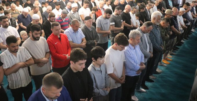 Kocaeli’de Vatandaşlar Bayram Namazında Camileri Doldurdu