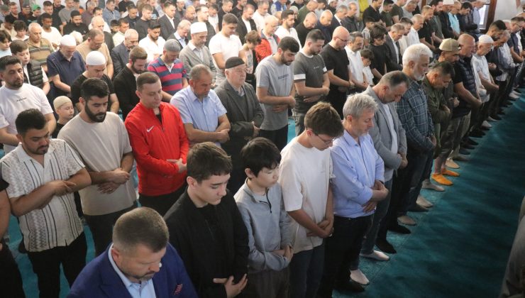 Kocaeli’de Vatandaşlar Bayram Namazında Camileri Doldurdu