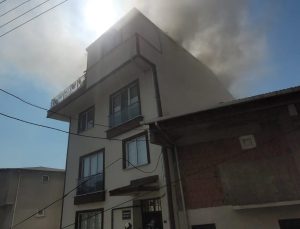 Gebze’de 3 Katlı Binanın Çatısında Yangın
