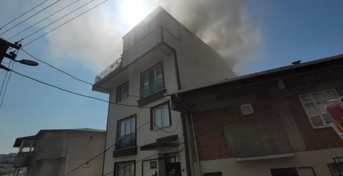 Gebze’de 3 Katlı Binanın Çatısında Yangın