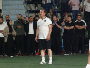 Ağıralioğlu, İzmit’te halı sahada maç yaptı