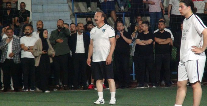 Ağıralioğlu, İzmit’te halı sahada maç yaptı