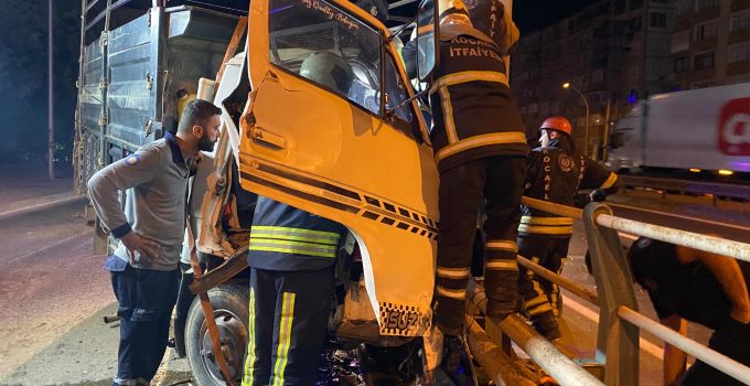 Kamyonet Yön Levhasına Çarptı, Sürücü Araçta Sıkıştı