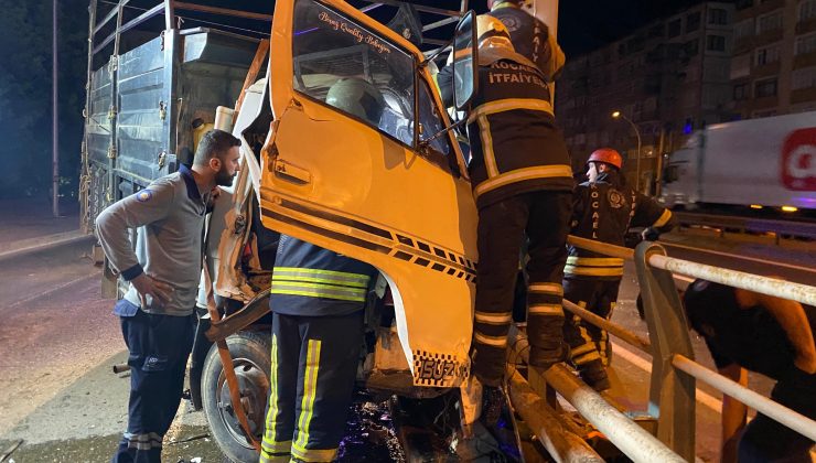 Kamyonet Yön Levhasına Çarptı, Sürücü Araçta Sıkıştı