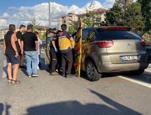 Kuruçeşme D-100’de otomobil bariyerlere çarptı