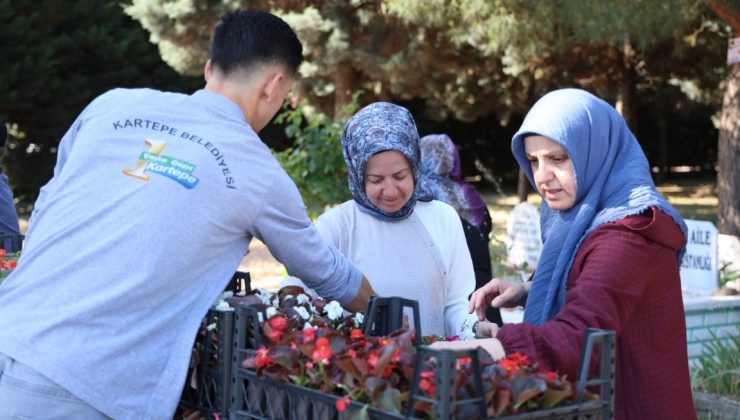 Kartepe Belediyesi’nden Mezarlıklarda Çiçek Dağıtımı