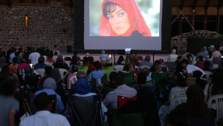 Gölcüklüler “Selvi Boylum Al Yazmalım” Filmiyle Nostaljik Bir Akşam Yaşadı