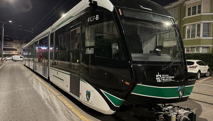 9. tramvay raylara indi, son araç yolda