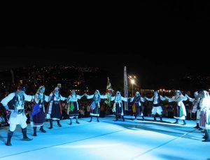 Balkan halk dansları İzmit sokaklarını şölene çevirdi