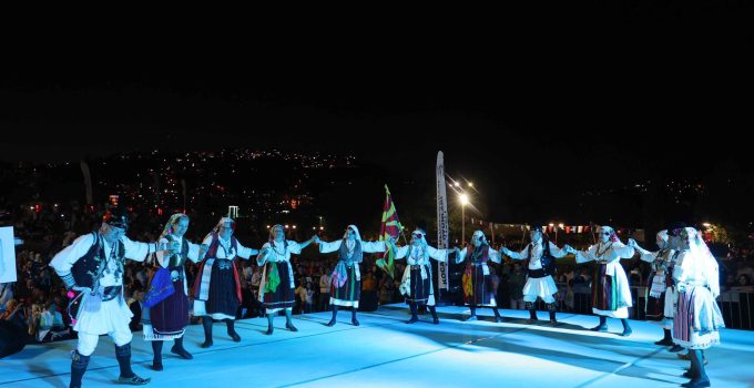 Balkan halk dansları İzmit sokaklarını şölene çevirdi