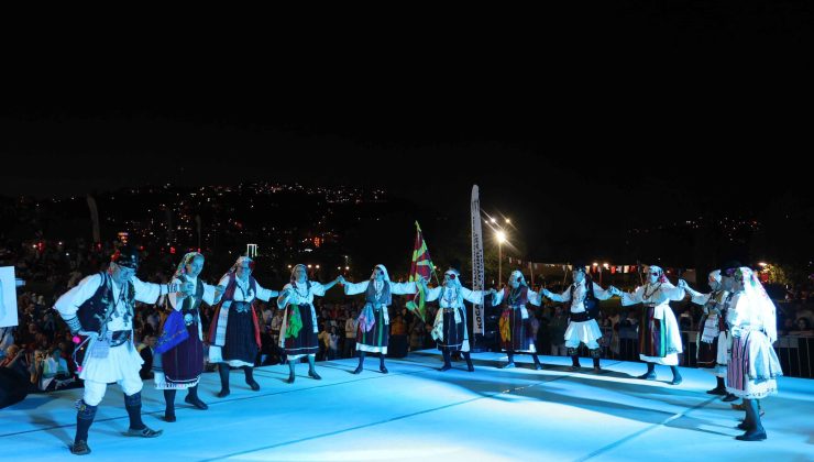 Balkan halk dansları İzmit sokaklarını şölene çevirdi