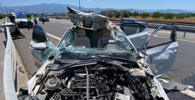 Kocaeli’de Otomobilin Tavanı Koptu, Aynı Aileden 4 Kişi Yaralandı