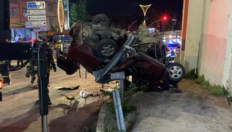 Takla Atan Araç Bariyerde Asılı Kaldı: 2 Ölü