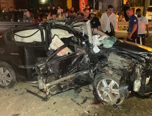İzmit’te Otomobil Köprü Ayağına Çarptı: 2 Ağır Yaralı