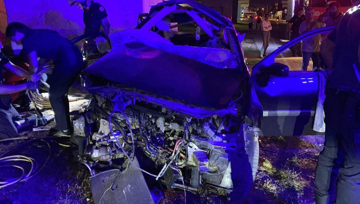 Köprü Ayağına Çarpan Otomobilde Sürücü Hayatını Kaybetti