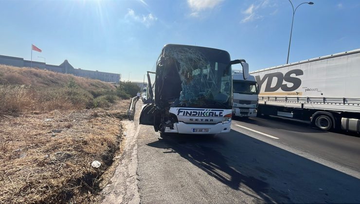 TEM Otoyolu’nda Yolcu Otobüsü Kamyona Çarptı: 7 Yaralı