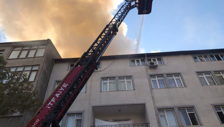 İzmit’te Çatı Katında Yangın: 2 Kişi Kurtarıldı