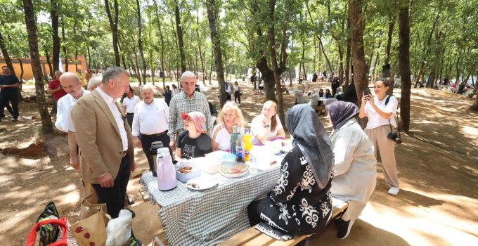 Başkan Büyükakın, Gebze’de annelerin pikniğine katıldı