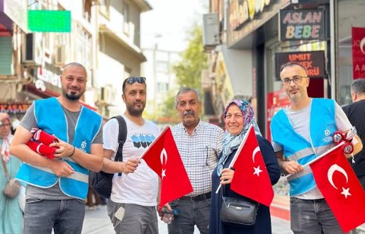 Esnafa ve vatandaşlara binlerce bayrak dağıtıldı