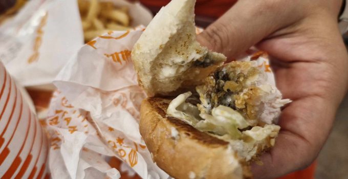 İzmit Popeyes’te Hamburgerde Küf Tespit Edild