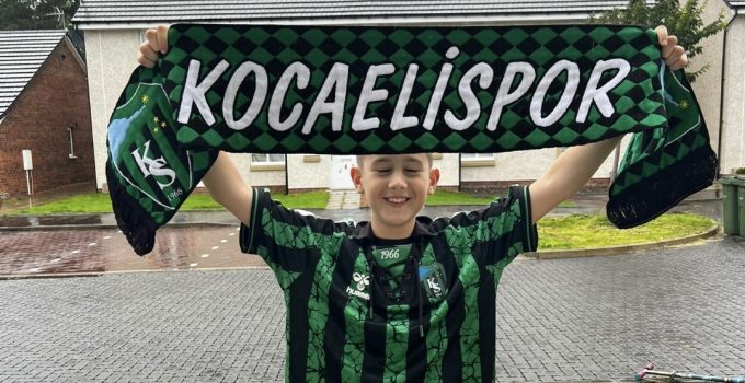 İskoçya’da Bir Körfezli: 12 Yaşındaki Jayden Artık Kocaelispor Taraftarı!