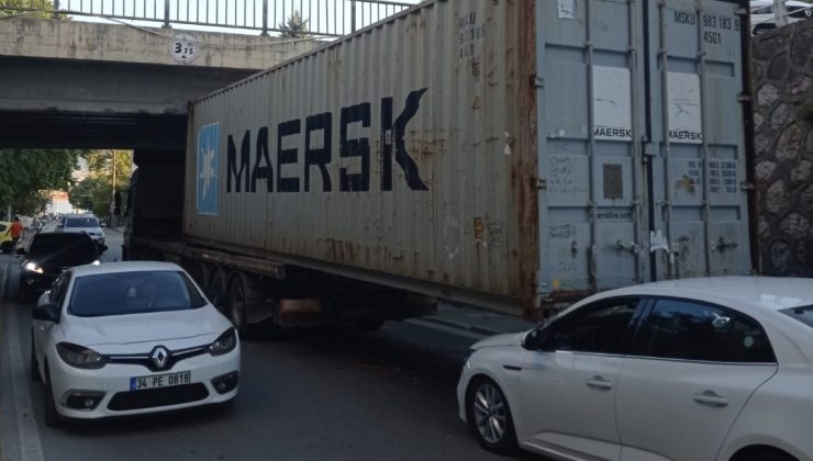 Tırın Altına Giren Taksinin Sürücüsü Yaralandı