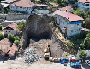Gölcük Belediyesi, Toprak Kayması Sonrası Taş Duvar Çalışmasına Başladı