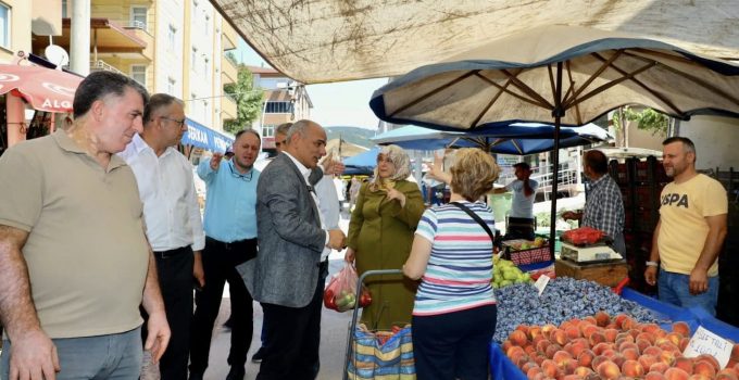 Başkan Söğüt önce pazarı ardından esnafı gezdi