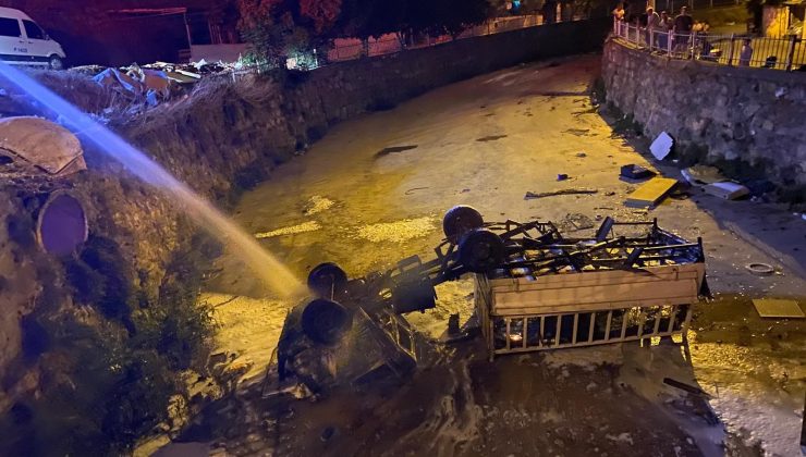 Körfez’de Park Halindeki Kamyonet Dereye Düşüp Alev Aldı