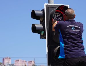 Kocaeli’de Trafik Işıklarında Zulme Karşı Duruş