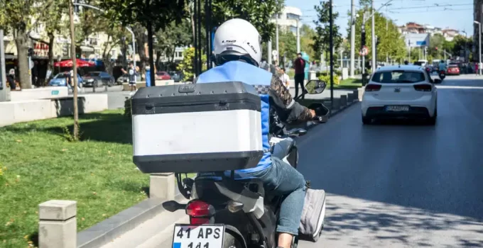 İzmit’te Motosikletli Kurye Kazada Hayatını Kaybetti