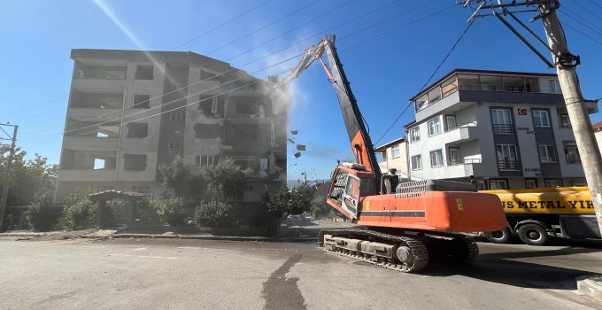 Derince’de ağır hasarlı binaya ilk kepçe vuruldu