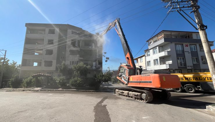 Derince’de ağır hasarlı binaya ilk kepçe vuruldu